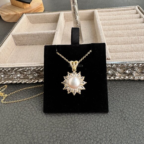 Elegant Gold Pearl Necklace - Picture 7 of 9